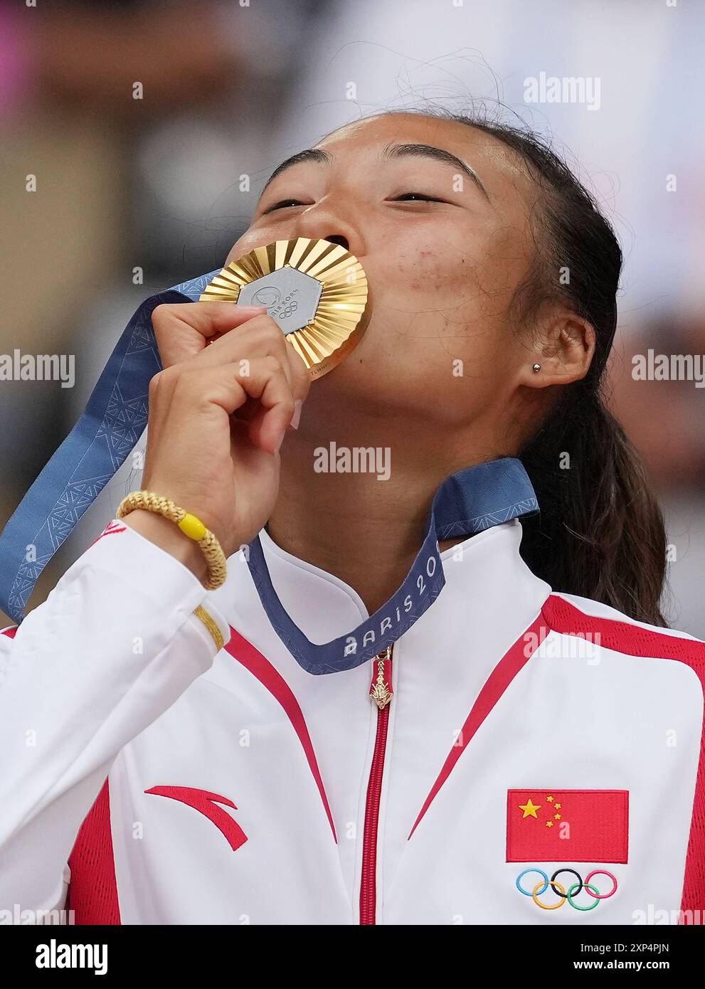 Parigi, Francia. 3 agosto 2024. La medaglia d'oro Zheng Qinwen della Cina bacia la medaglia durante la cerimonia di vittoria per i singoli femminili del tennis ai Giochi Olimpici di Parigi 2024 a Parigi, Francia, il 3 agosto 2024. Credito: WAN Xiang/Xinhua/Alamy Live News Foto Stock