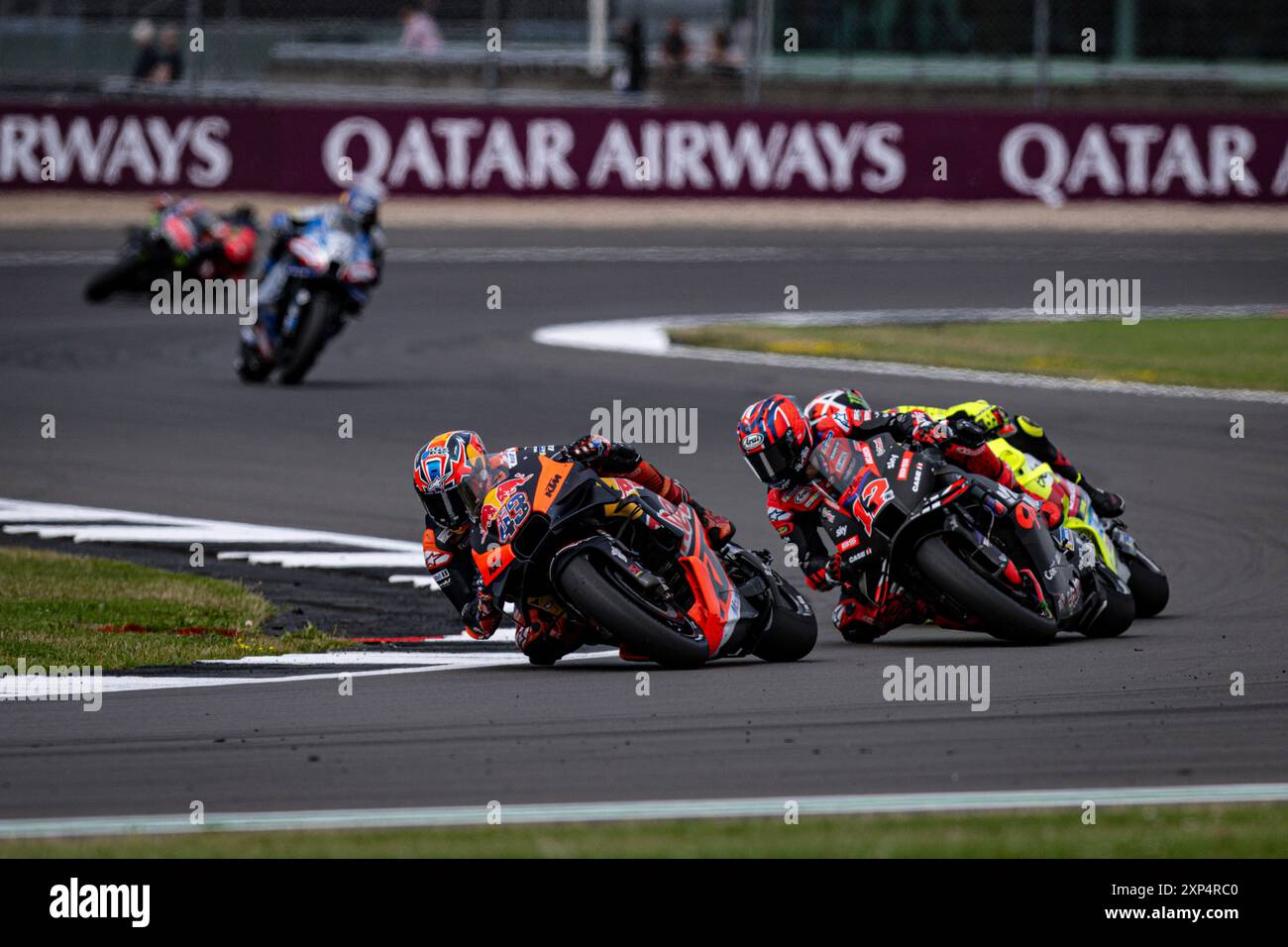 Circuito di Silverstone, Silverstone, Northamptonshire, Regno Unito. 3 agosto 2024. 2024 Monster Energy British MotoGP Qualifying Day; Jack Miller 43 dell'Australia in sella alla KTM RC16 della Red Bull KTM guida Maverick Vinales 12 della Spagna in sella alla Aprilia RS-GP24 della Aprilia Racing e Fabio di Giannantonio 49 dell'Italia in sella alla Ducati GP23 della VR46 Ducati durante la gara sprint Credit: Action Plus Sports/Alamy Live News Foto Stock