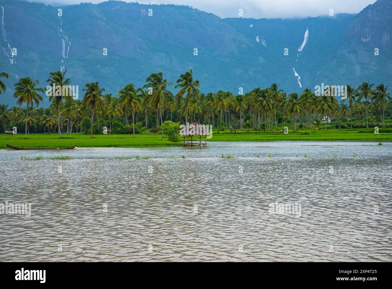 Paesino panoramico di Kollengode con le montagne Nelliyampathy e le cascate di Seetharkundu - Turismo del Kerala Foto Stock