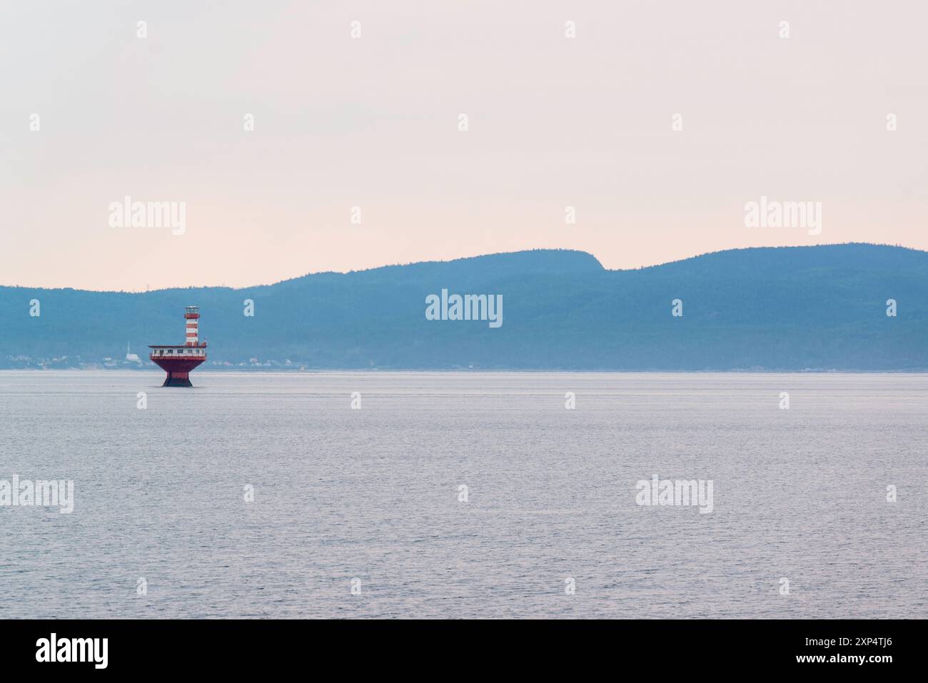 Tadoussac, Canada - luglio 27 2024: Saguenay Valley di sera nella baia di Tadoussac Foto Stock