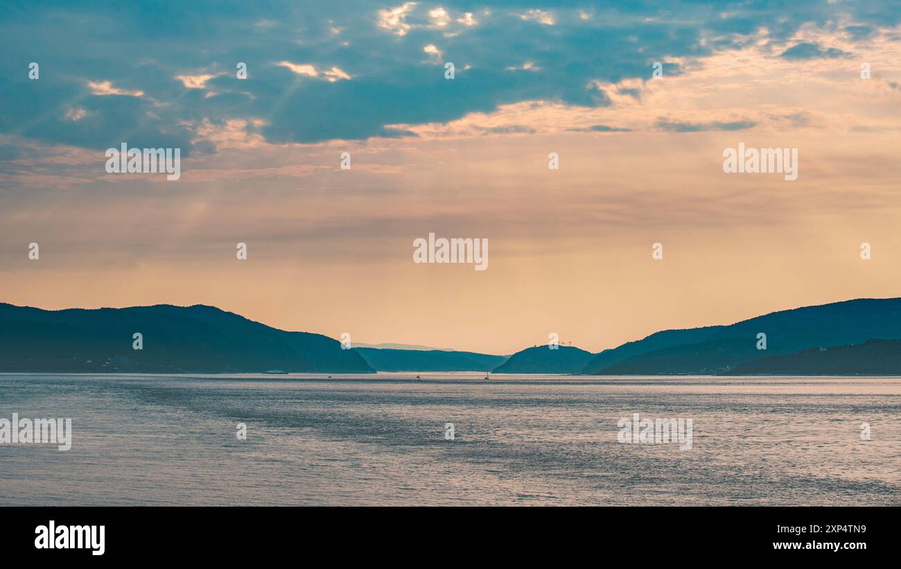 Tadoussac, Canada - luglio 28 2024: Splendida vista del tramonto nel fiordo di Saguenay Foto Stock