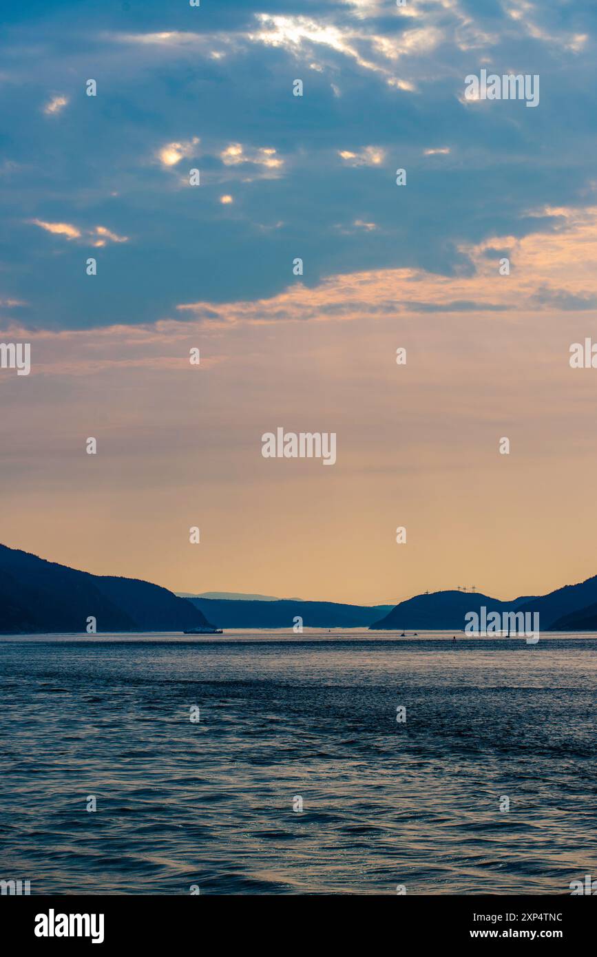 Tadoussac, Canada - luglio 28 2024: Splendida vista del tramonto nel fiordo di Saguenay Foto Stock