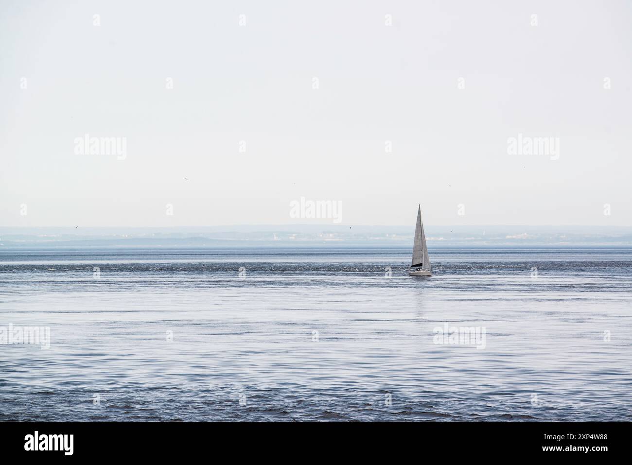 Tadoussac, Canada - luglio 27 2024: Saguenay Valley di sera nella baia di Tadoussac Foto Stock
