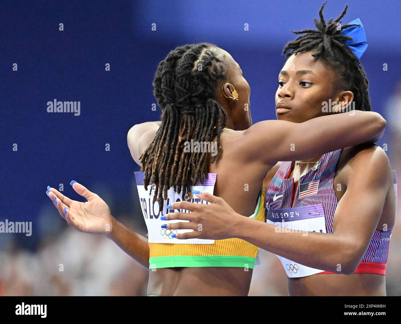 Parigi, Francia. 3 agosto 2024. Melissa Jefferson (R) degli Stati Uniti reagisce con Marie-Josee Ta Lou-Smith della Costa d'Avorio dopo la semifinale femminile di atletica leggera di 100 m ai Giochi Olimpici di Parigi 2024 a Parigi, Francia, 3 agosto 2024. Crediti: Lui Siu Wai/Xinhua/Alamy Live News Foto Stock