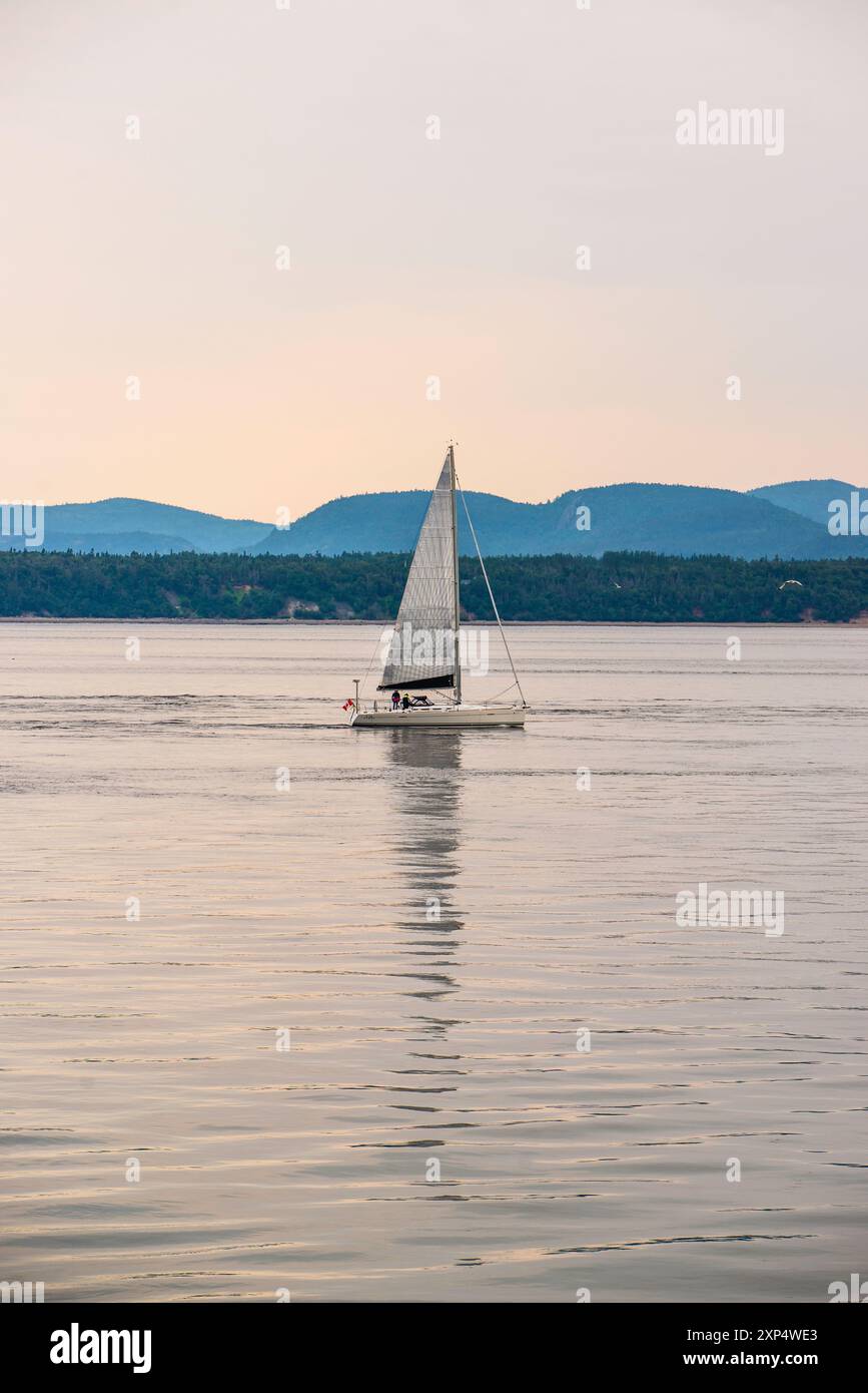 Tadoussac, Canada - luglio 27 2024: Saguenay Valley di sera nella baia di Tadoussac Foto Stock