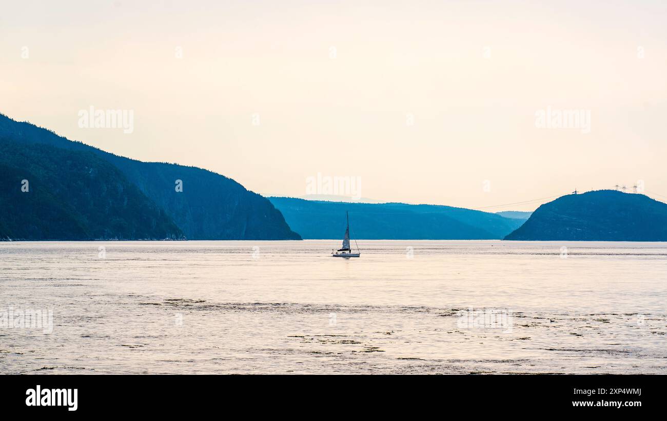 Tadoussac, Canada - luglio 27 2024: Saguenay Valley di sera nella baia di Tadoussac Foto Stock