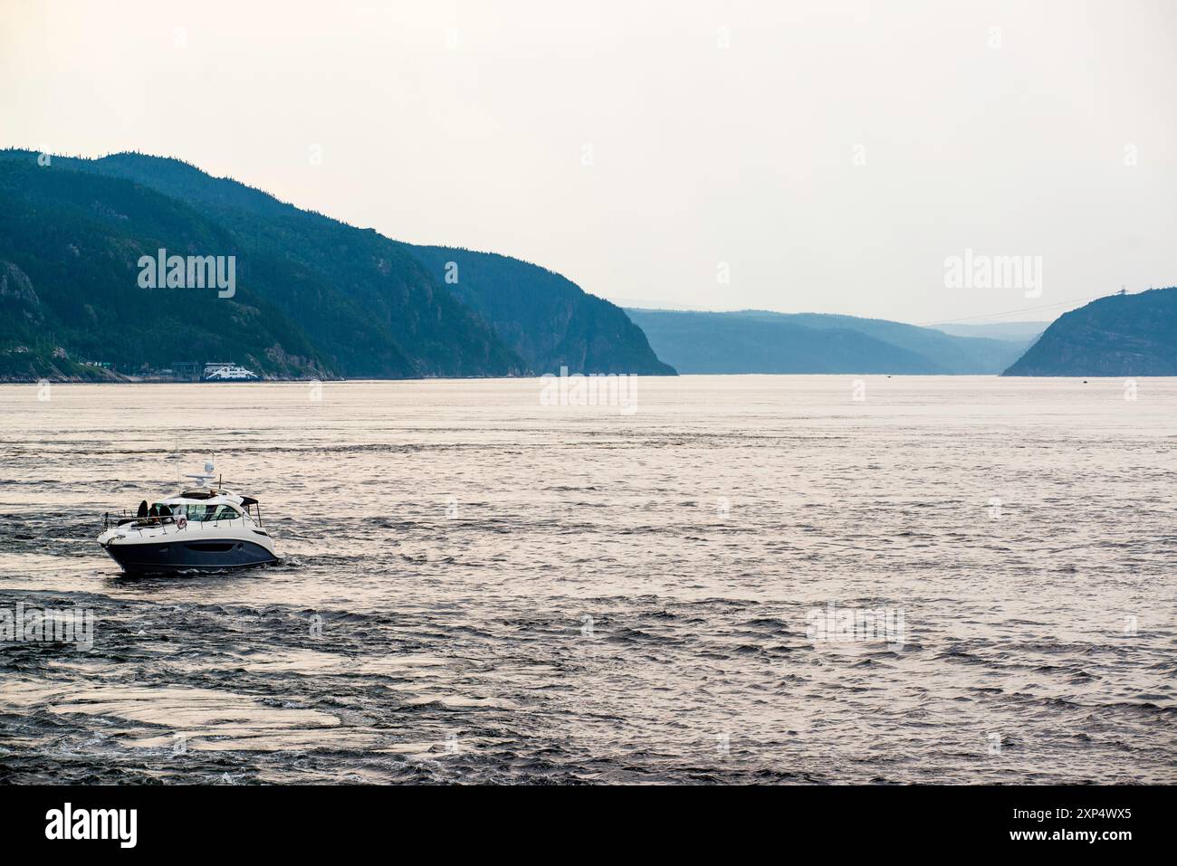 Tadoussac, Canada - luglio 27 2024: Saguenay Valley di sera nella baia di Tadoussac Foto Stock