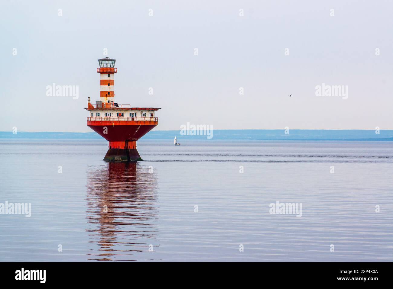 Tadoussac, Canada - luglio 27 2024: Abitazioni solitarie di luce rossa a Tadoussac Bay Foto Stock