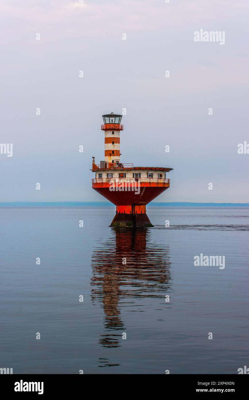 Tadoussac, Canada - luglio 27 2024: Abitazioni solitarie di luce rossa a Tadoussac Bay Foto Stock