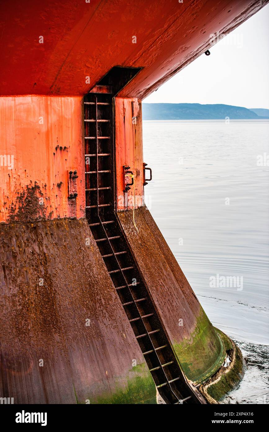 Tadoussac, Canada - luglio 27 2024: Abitazioni solitarie di luce rossa a Tadoussac Bay Foto Stock