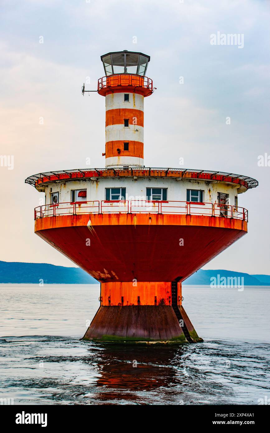 Tadoussac, Canada - luglio 27 2024: Abitazioni solitarie di luce rossa a Tadoussac Bay Foto Stock