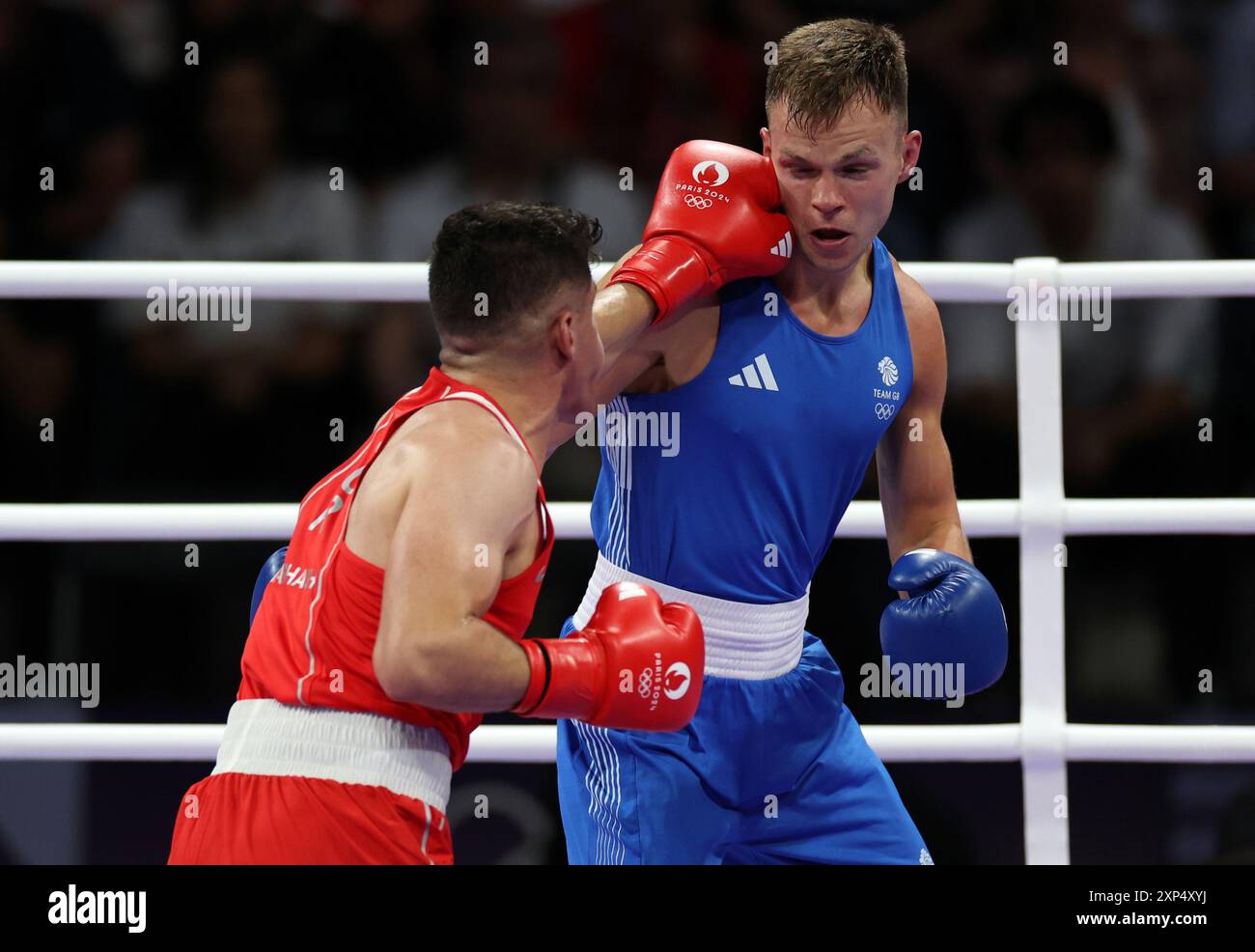 Lewis Richardson (a destra) della Gran Bretagna e Zeyad Eashash della Giordania durante l'incontro maschile di 71 kg - quarti di finale alla North Paris Arena l'ottavo giorno dei Giochi Olimpici di Parigi del 2024 in Francia. Data foto: Sabato 3 agosto 2024. Foto Stock