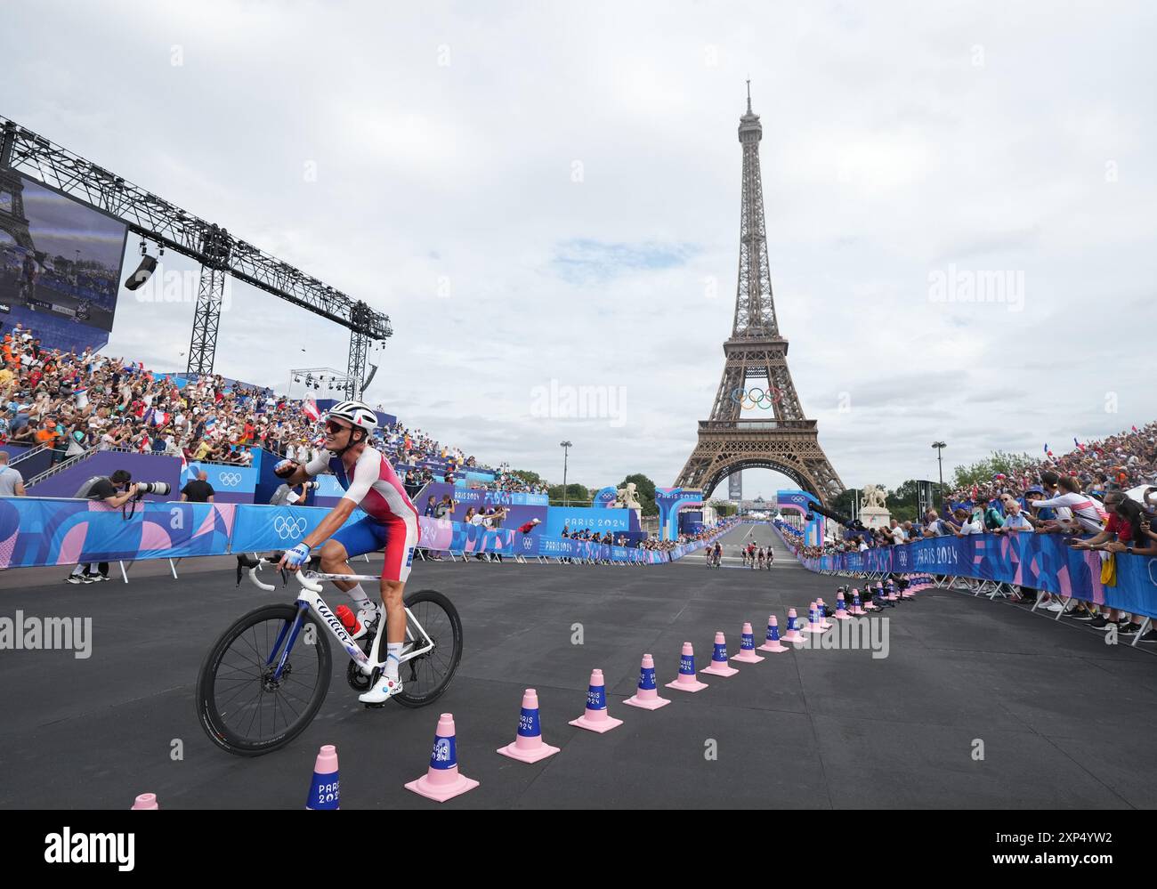 Parigi, Francia. 3 agosto 2024. Valentin Madouas di Francia celebra dopo la gara maschile di ciclismo su strada ai Giochi Olimpici di Parigi 2024 a Parigi, Francia, 3 agosto 2024. Crediti: Li Yibo/Xinhua/Alamy Live News Foto Stock