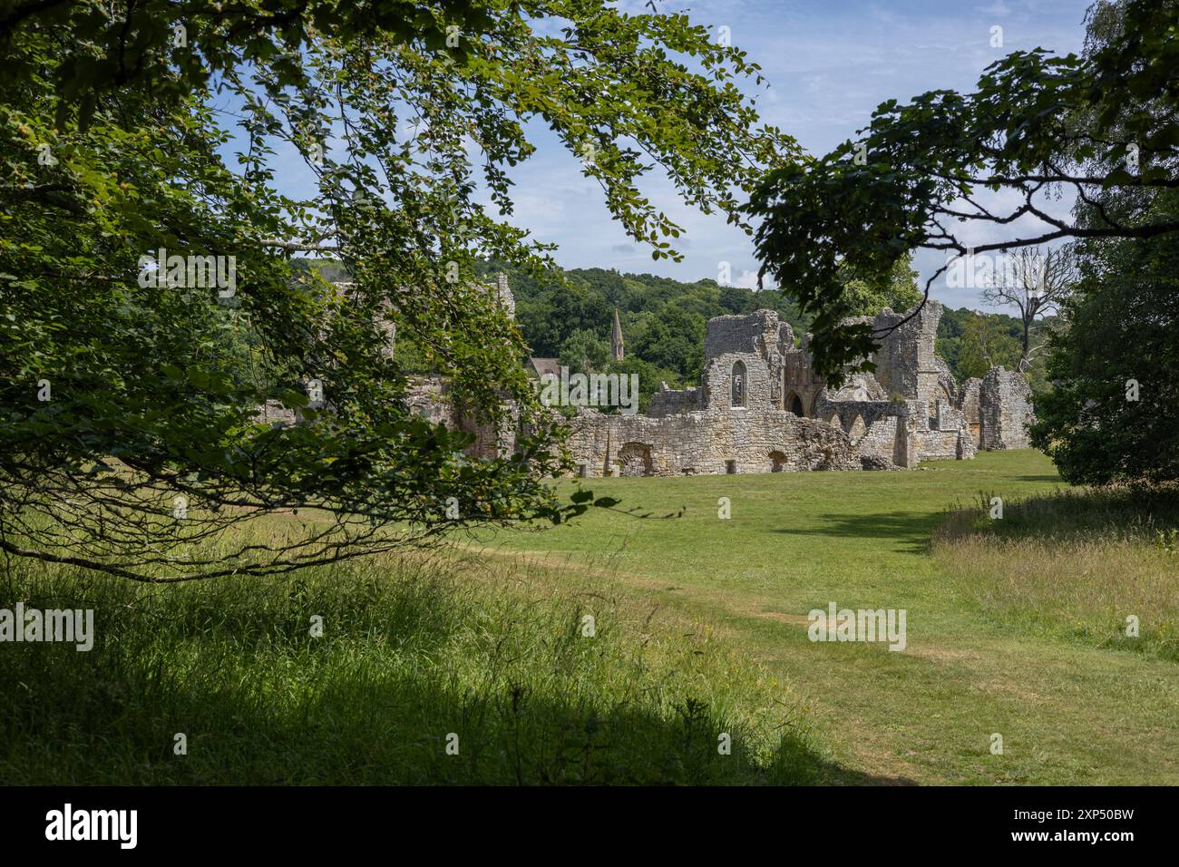 Rovine della vecchia abbazia di Bayham nel Kent, caratterizzata da antichi archi in pietra e architettura medievale collocate nella pittoresca campagna inglese. Foto Stock