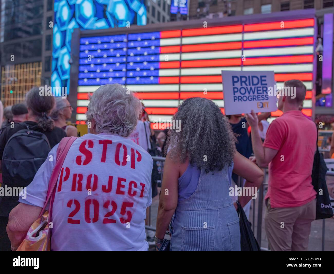 NEW YORK, N.Y. – 27 luglio 2024: Manifestazione dei manifestanti contro il progetto 2025 a Times Square di Manhattan. Foto Stock