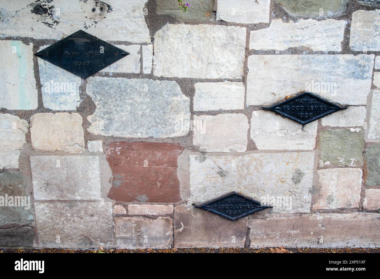 Pennarelli in un muro che mostrano l'altezza delle inondazioni in tre anni. Upton a Severn, Worcestershire, Regno Unito. 2024 Foto Stock