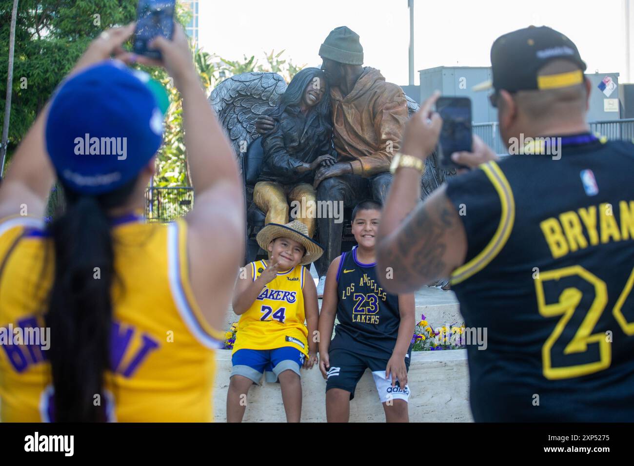 Los Angeles, California, Stati Uniti. 3 agosto 2024. I fan scattano foto alla statua appena inaugurata della stella dei Los Angeles Lakers Kobe Bryant e sua figlia Gigi Bryant, fuori dal Crypto.com Arena August. 3, 2024, a Los Angeles (immagine di credito: © Ringo Chiu/ZUMA Press Wire) SOLO PER USO EDITORIALE! Non per USO commerciale! Crediti: ZUMA Press, Inc./Alamy Live News Foto Stock