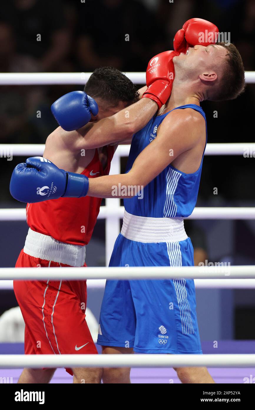 Lewis Richardson (a destra) della Gran Bretagna durante l'incontro dei 71 kg - quarti di finale maschile contro Zeyad Eashash della Giordania alla North Paris Arena l'ottavo giorno dei Giochi Olimpici di Parigi del 2024 in Francia. Data foto: Sabato 3 agosto 2024. Foto Stock