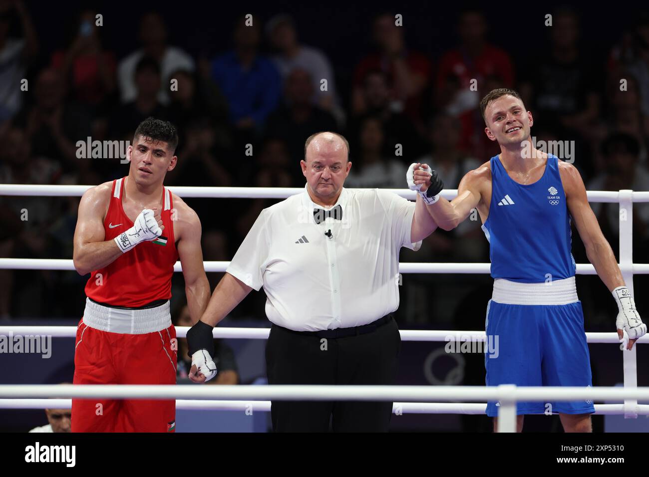 Lewis Richardson (a destra) della Gran Bretagna dopo aver vinto l'incontro maschile di 71 kg - quarti di finale contro Zeyad Eashash della Giordania alla North Paris Arena l'ottavo giorno dei Giochi Olimpici di Parigi del 2024 in Francia. Data foto: Sabato 3 agosto 2024. Foto Stock