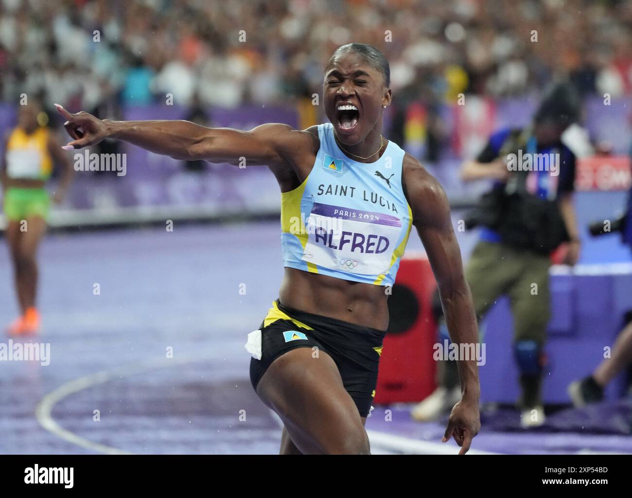 Parigi, Francia. 3 agosto 2024. Julien Alfred di Saint Lucia festeggia dopo aver vinto la medaglia d'oro nella finale femminile dei 100 m durante la competizione di atletica leggera ai Giochi Olimpici di Parigi 2024 a Parigi, Francia, sabato 3 agosto 2024. Foto di Pat Benic/UPI. Crediti: UPI/Alamy Live News Foto Stock