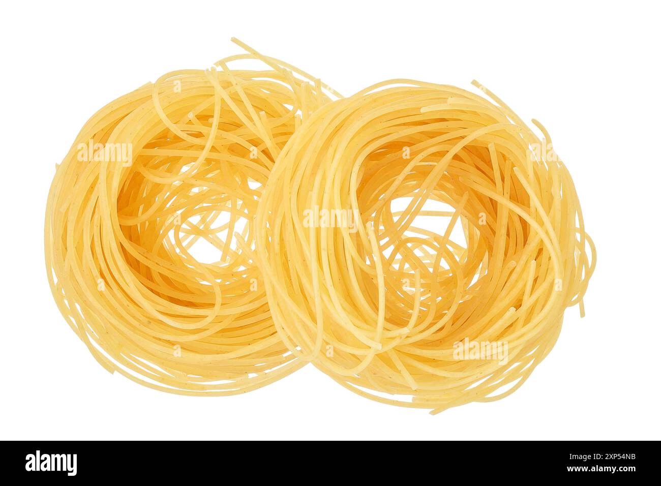 Le tagliatelle di pasta italiana nidificano isolate su fondo bianco con piena profondità di campo. Vista dall'alto. Posizione piatta Foto Stock