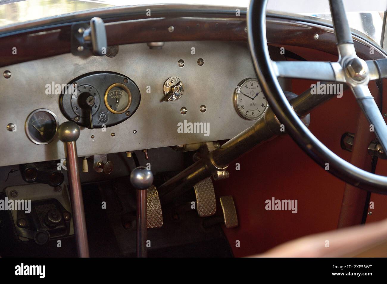 Interno di un'auto d'epoca in un festival automobilistico a San Lorenzo de El Escorial, Madrid. Foto Stock