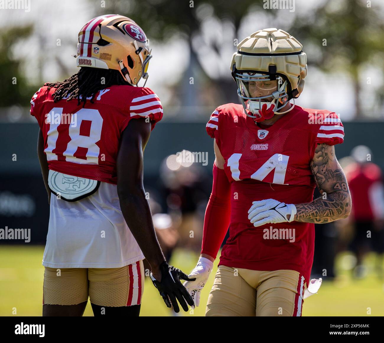 3 agosto 2024 Santa Clara U.S.A CA San Francisco 49ers wide receiver Ricky Pearsall(14) e wide receiver Christ Conley(18) schiaffeggiano le mani durante il San Francisco 49ers Training Camp Day 9 presso SAP Performance Facility presso Levi's Stadium Santa Clara California. Thurman James/CSM (immagine di credito: © Thurman James/Cal Sport Media) Foto Stock