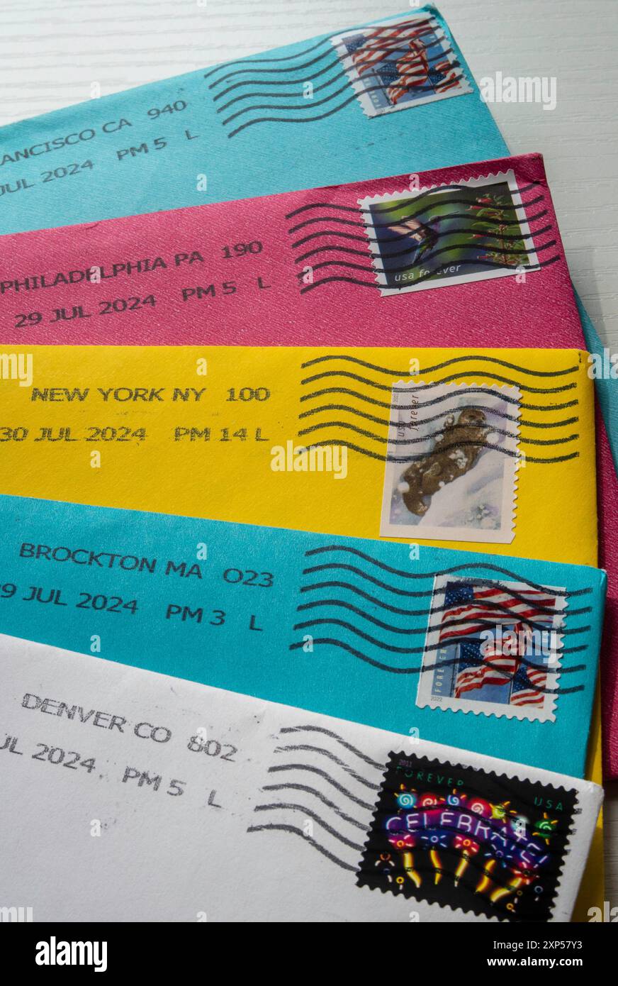 STILL Life di buste colorate stampate e con cartolina, 2024, USA Foto Stock