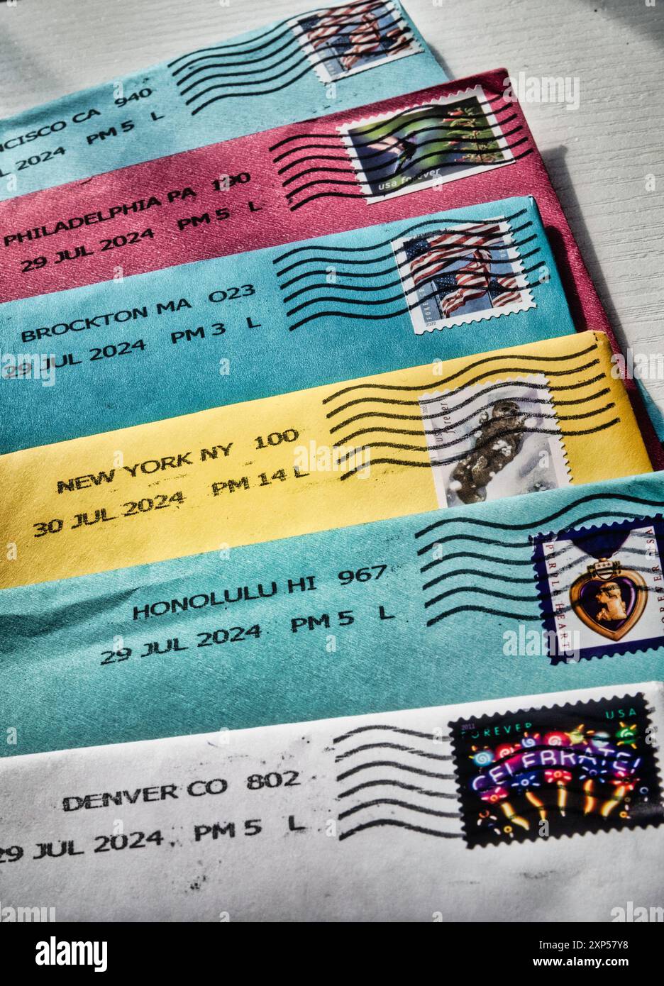 STILL Life di buste colorate stampate e con cartolina, 2024, USA Foto Stock