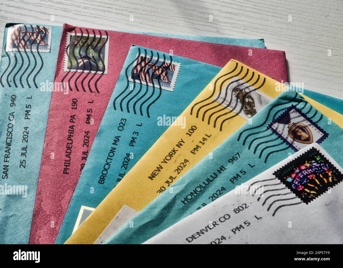 STILL Life di buste colorate stampate e con cartolina, 2024, USA Foto Stock
