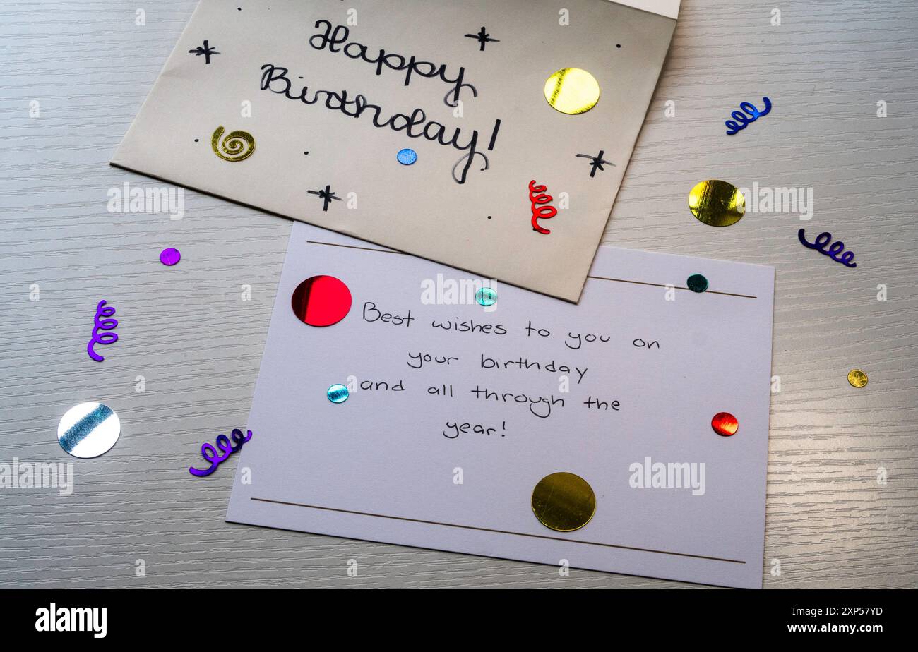 Natura morta di un biglietto di auguri di compleanno e coriandoli, 2024, Stati Uniti Foto Stock