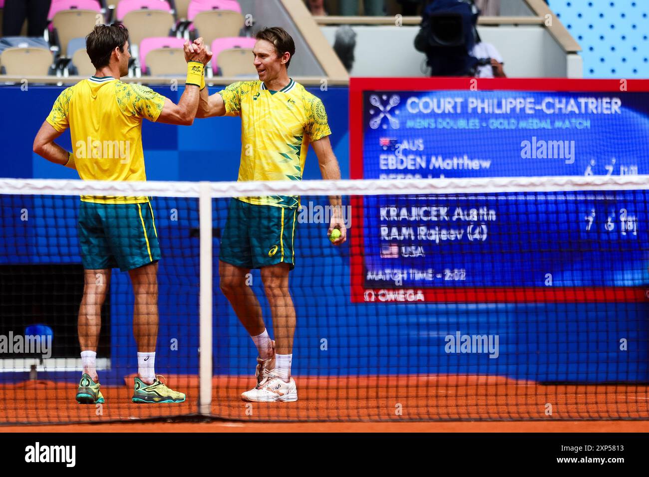 Parigi, Francia, 3 agosto 2024. Matthew Eden e John Peers dell'Australia reagiscono dopo aver vinto l'oro durante la finale di Tennis MenÕs Doubles dei Giochi Olimpici di Parigi 2024 tra Eden/Peers dell'Australia e Krajicek/RAM degli Stati Uniti al Roland-Garros Stadium il 3 agosto 2024 a Parigi, Francia. Crediti: Pete Dovgan/Speed Media/Alamy Live News Foto Stock
