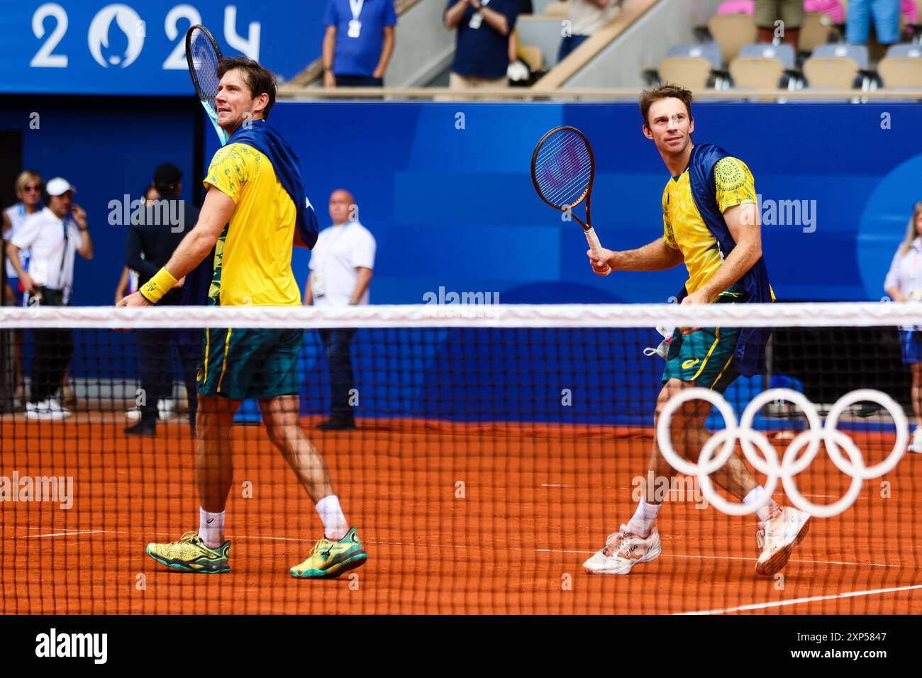 Parigi, Francia, 3 agosto 2024. Matthew Eden e John Peers dell'Australia si abbracciano drappeggiati nel lancio australiano di palle da tennis nella folla dopo aver vinto l'oro durante la finale di Tennis MenÕs Doubles dei Giochi Olimpici di Parigi del 2024 tra Eden/Peers dell'Australia e Krajicek/RAM degli Stati Uniti al Roland-Garros Stadium il 3 agosto 2024 a Parigi, Francia. Crediti: Pete Dovgan/Speed Media/Alamy Live News Foto Stock