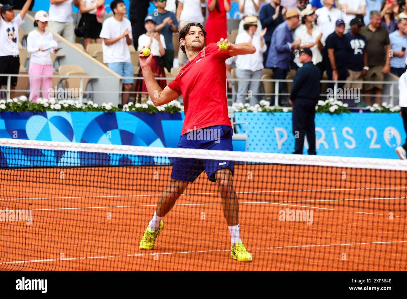 Parigi, Francia, 3 agosto 2024. Taylor Fritz degli Stati Uniti lancia un pallone firmato tra la folla dopo aver vinto il bronzo durante i Giochi Olimpici di Parigi 2024 Tennis MenÕs Doubles Bronze Medal playoff tra Fritz/Paul degli Stati Uniti e Machac/Pavlasek della Repubblica Ceca al Roland-Garros Stadium il 3 agosto 2024 a Parigi, Francia. Crediti: Pete Dovgan/Speed Media/Alamy Live News Foto Stock