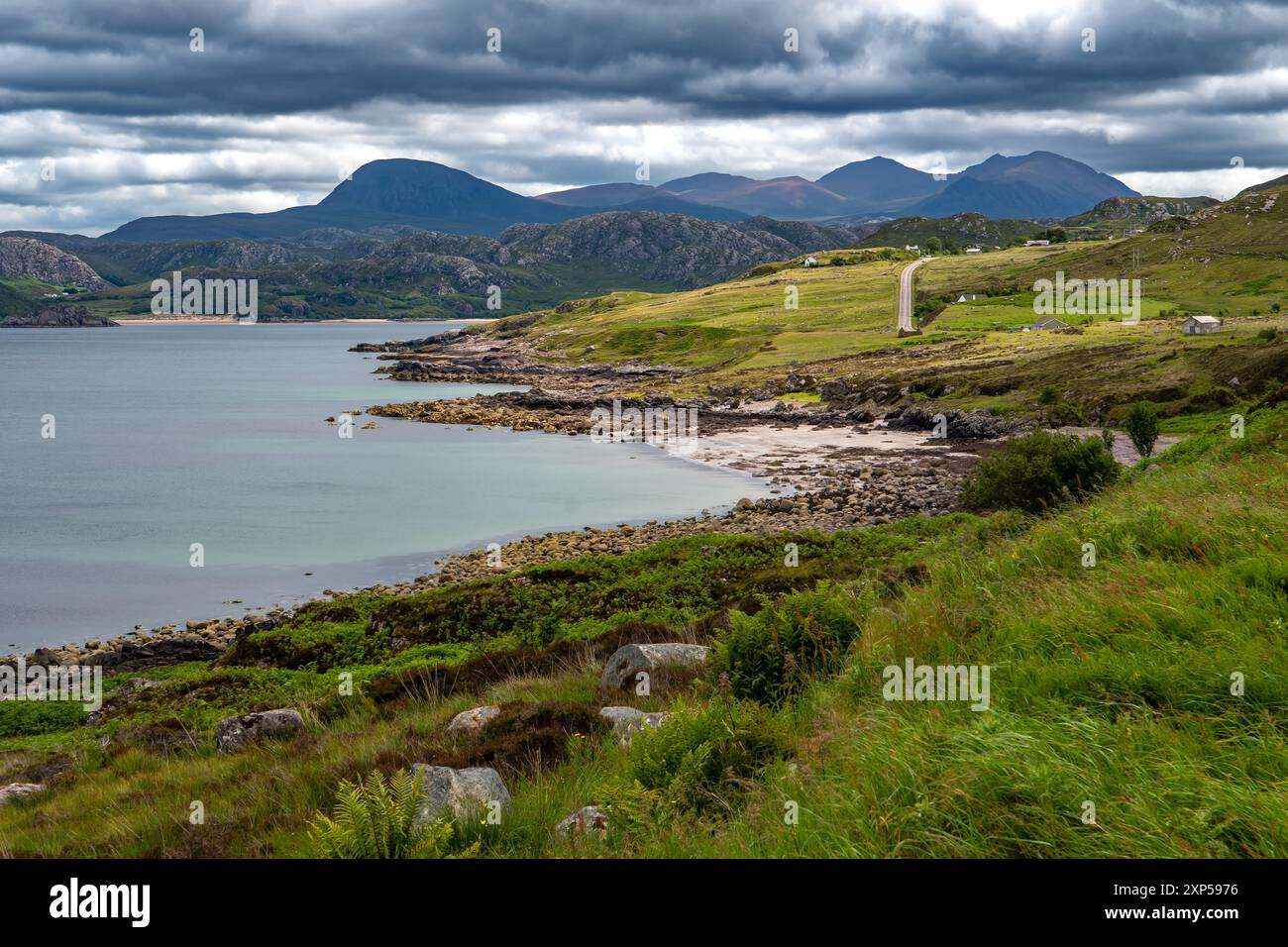 Paesaggio rurale con vista sulla baia di Gruinard e la spiaggia sulla costa delle Highlands in Scozia, Regno Unito Foto Stock
