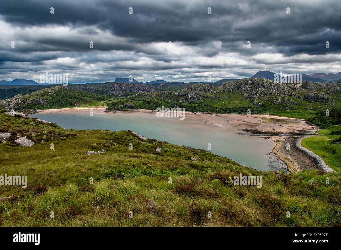 Paesaggio rurale con vista sulla baia di Gruinard e la spiaggia sulla costa delle Highlands in Scozia, Regno Unito Foto Stock