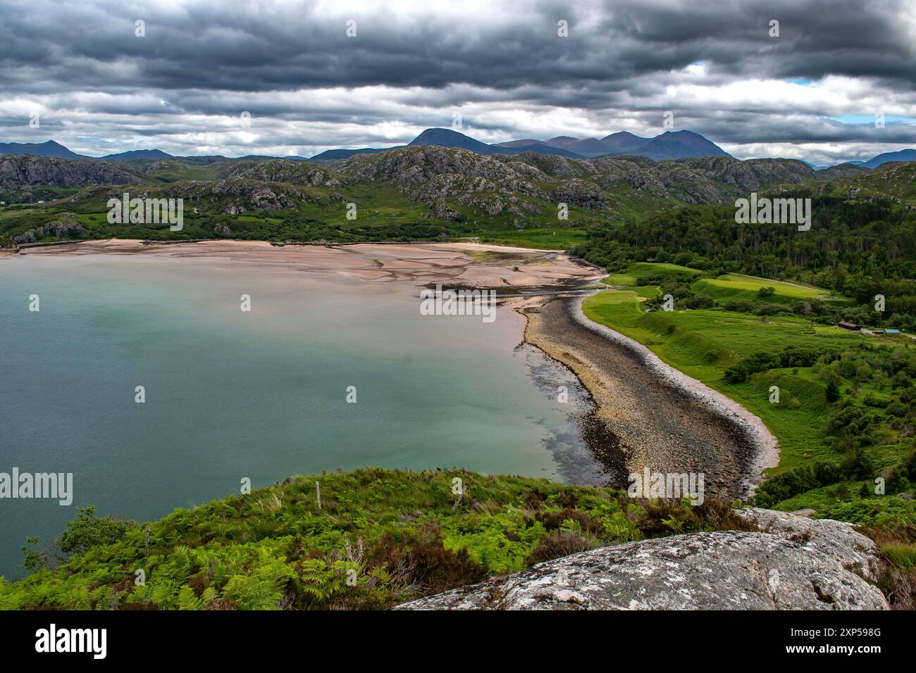 Paesaggio rurale con vista sulla baia di Gruinard e la spiaggia sulla costa delle Highlands in Scozia, Regno Unito Foto Stock