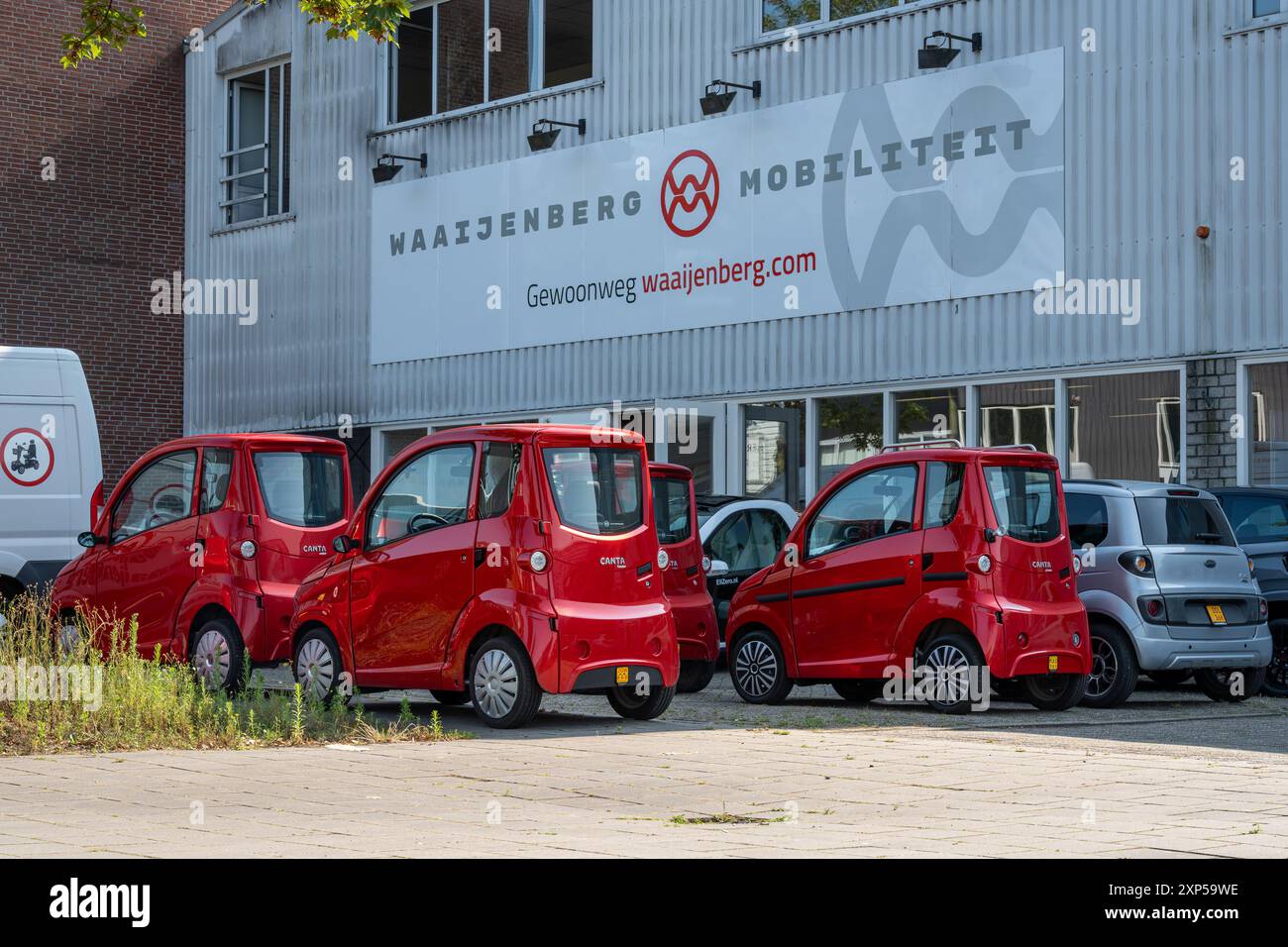 Amsterdam, Paesi Bassi, 02.08.2024, produttore e concessionario olandese di microauto Waaijenberg Mobility Foto Stock