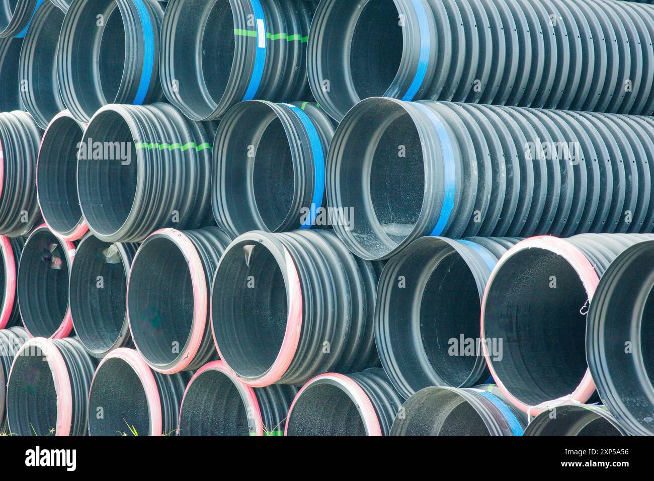 Nuovo tubo dell'acqua piovana in un cantiere in attesa di essere installato Foto Stock