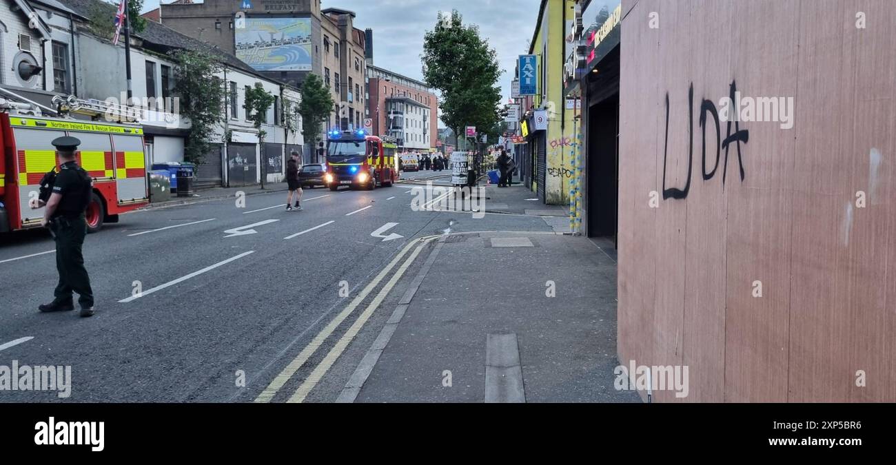 Servizi di emergenza a Belfast a seguito di una protesta anti-islamica fuori Belfast City Hall. Data foto: Sabato 3 agosto 2024. Foto Stock