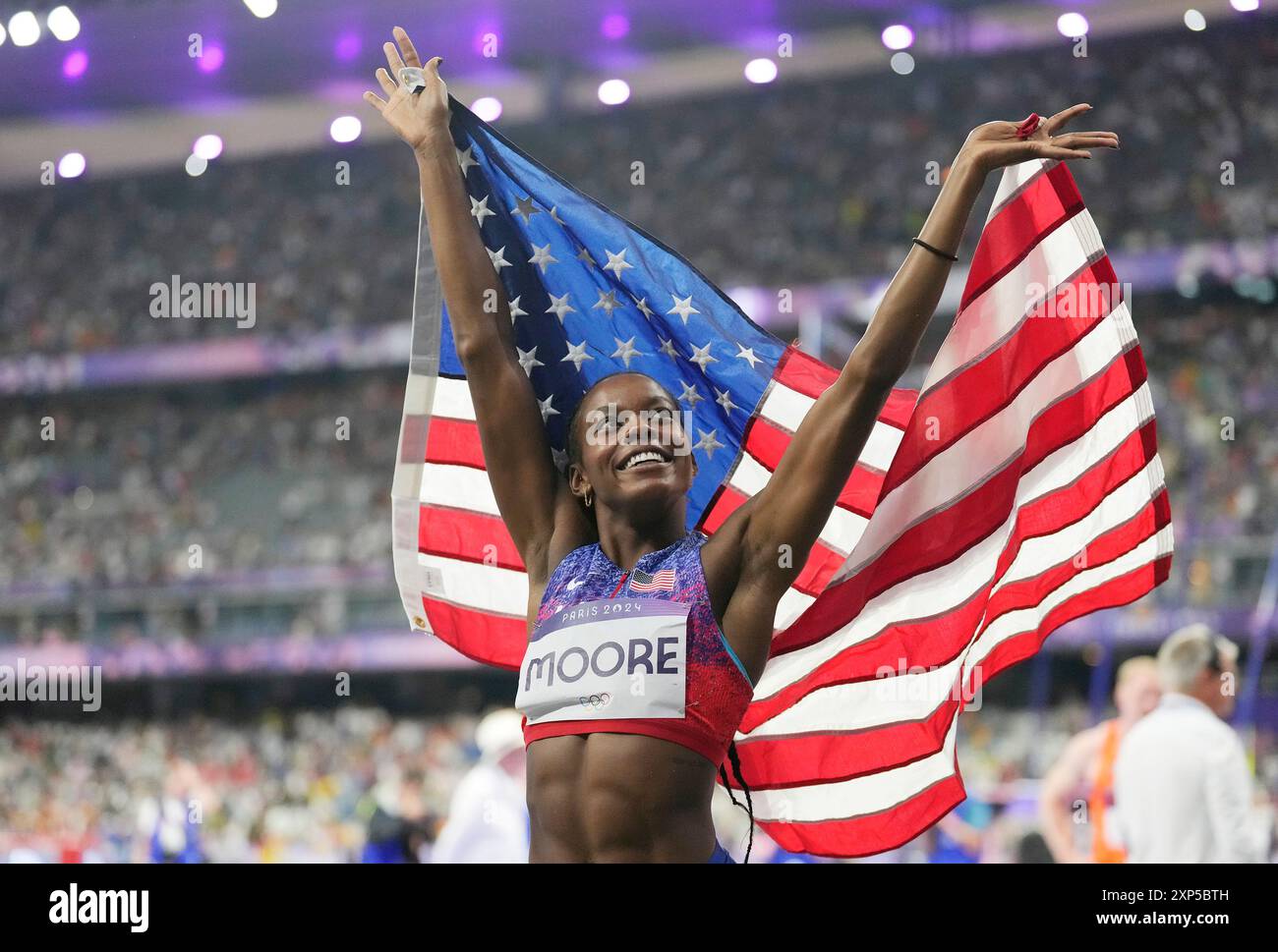 Parigi, Francia. 3 agosto 2024. La medaglia di bronzo al salto triplo femminile Jasmine Moore degli Stati Uniti celebra durante la competizione di atletica leggera ai Giochi Olimpici di Parigi 2024 a Parigi, in Francia, sabato 3 agosto 2024. Thea Lafond di Dominica ha vinto l'oro e Shanieka Ricketts di Giamaica ha preso l'argento. Foto di Paul Hanna/UPI. Crediti: UPI/Alamy Live News Foto Stock