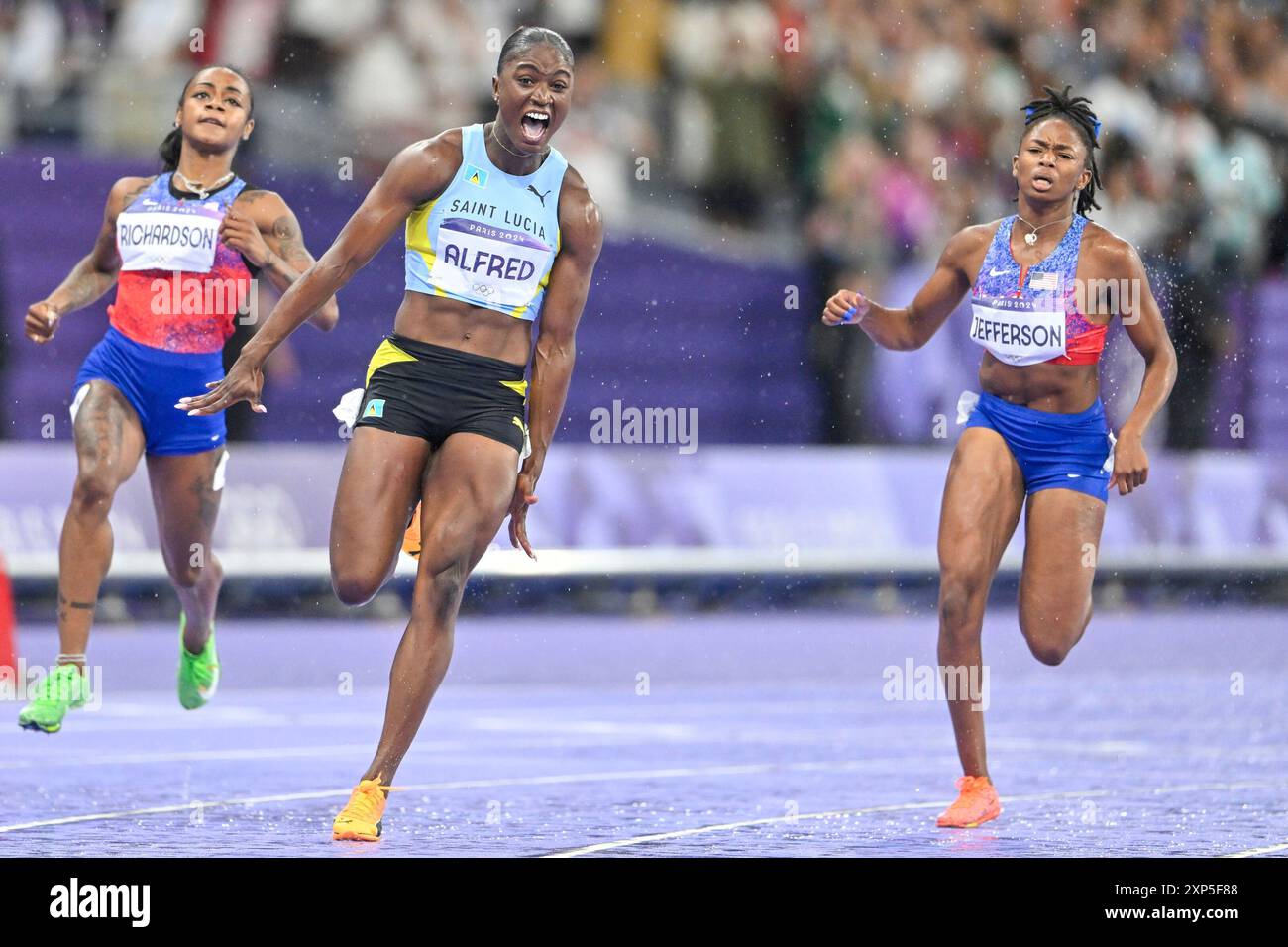 Parigi, Francia. 3 agosto 2024. PARIGI, FRANCIA - 3 AGOSTO: SHa'Carri Richardson degli Stati Uniti, Julien Alfred di Santa Lucia, Melissa Jefferson degli Stati Uniti gareggiando nei 100 m femminili - finale durante il giorno 8 dell'atletica leggera - Giochi Olimpici Parigi 2024 allo Stade de France il 3 agosto 2024 a Parigi, Francia. (Foto di Andy Astfalck/Agenzia BSR) credito: Agenzia BSR/Alamy Live News Foto Stock