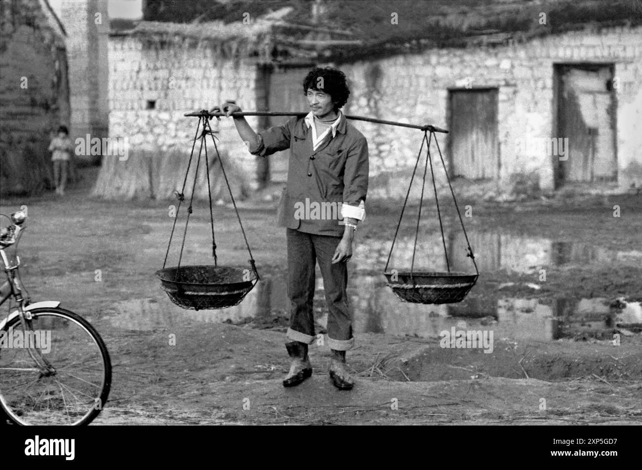 Un contadino della tribù Yi nel villaggio rurale di Dali Cina, provincia di Yunaan - 1986 Foto Stock