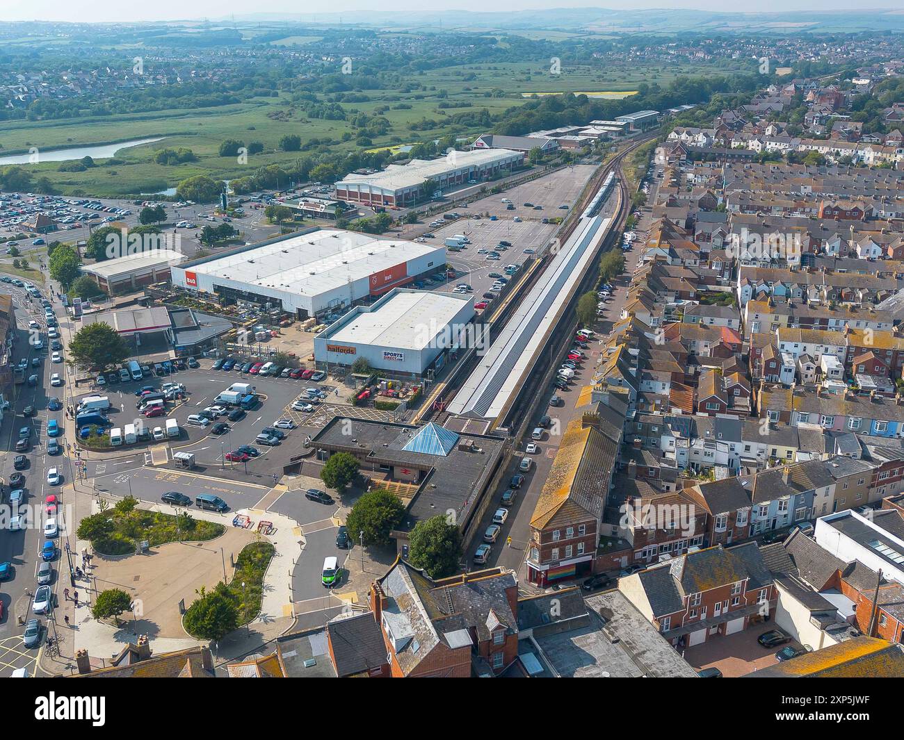 Vista aerea della stazione ferroviaria GWR e South Western Railways terminano presso la località balneare di Weymouth nel Dorset. Nella foto è raffigurato anche il Jubilee Retail Pa Foto Stock