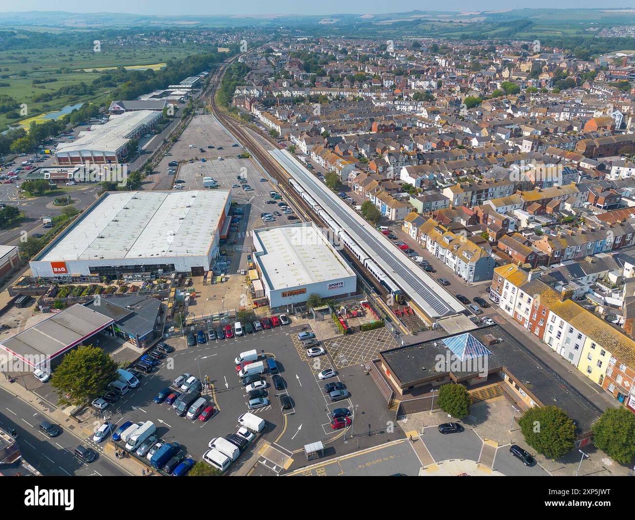 Vista aerea della stazione ferroviaria GWR e South Western Railways terminano presso la località balneare di Weymouth nel Dorset. Nella foto è raffigurato anche il Jubilee Retail Pa Foto Stock