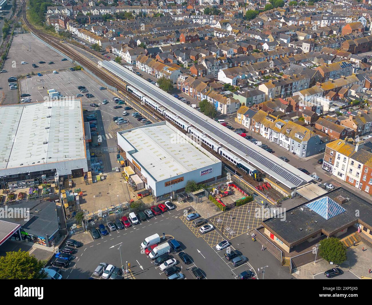 Vista aerea della stazione ferroviaria GWR e South Western Railways terminano presso la località balneare di Weymouth nel Dorset. Nella foto è raffigurato anche il Jubilee Retail Pa Foto Stock