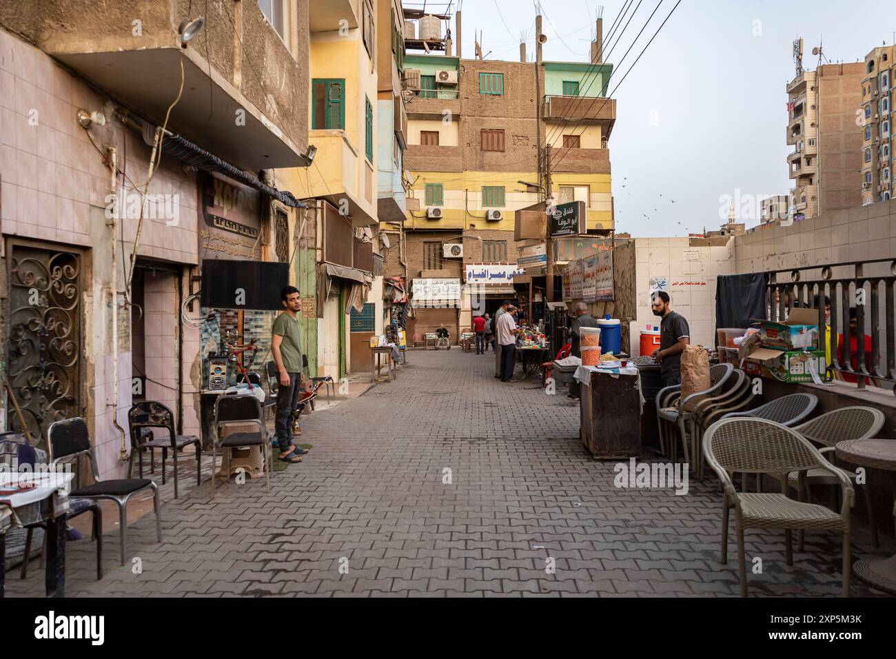Città di Sohag (Suhag, Suhaj), strada stretta nel centro città vicino alla stazione ferroviaria, sponda occidentale del Nilo, Egitto, Nord Africa, Africa Foto Stock
