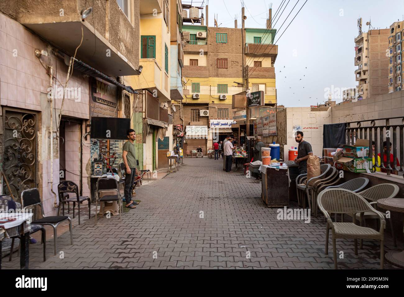 Città di Sohag (Suhag, Suhaj), strada stretta nel centro città vicino alla stazione ferroviaria, sponda occidentale del Nilo, Egitto, Nord Africa, Africa Foto Stock
