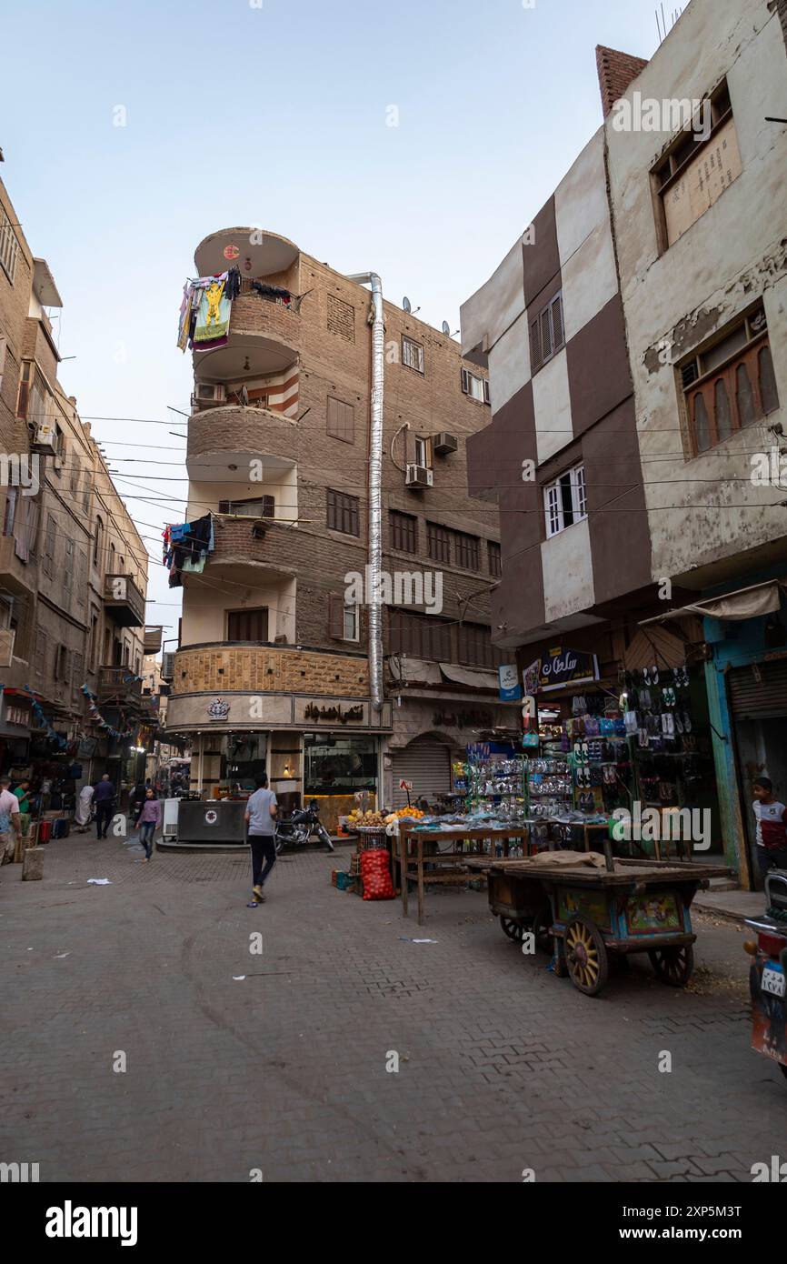Città di Sohag (Suhag, Suhaj), strada stretta nel centro città vicino alla stazione ferroviaria, sponda occidentale del Nilo, Egitto, Nord Africa, Africa Foto Stock
