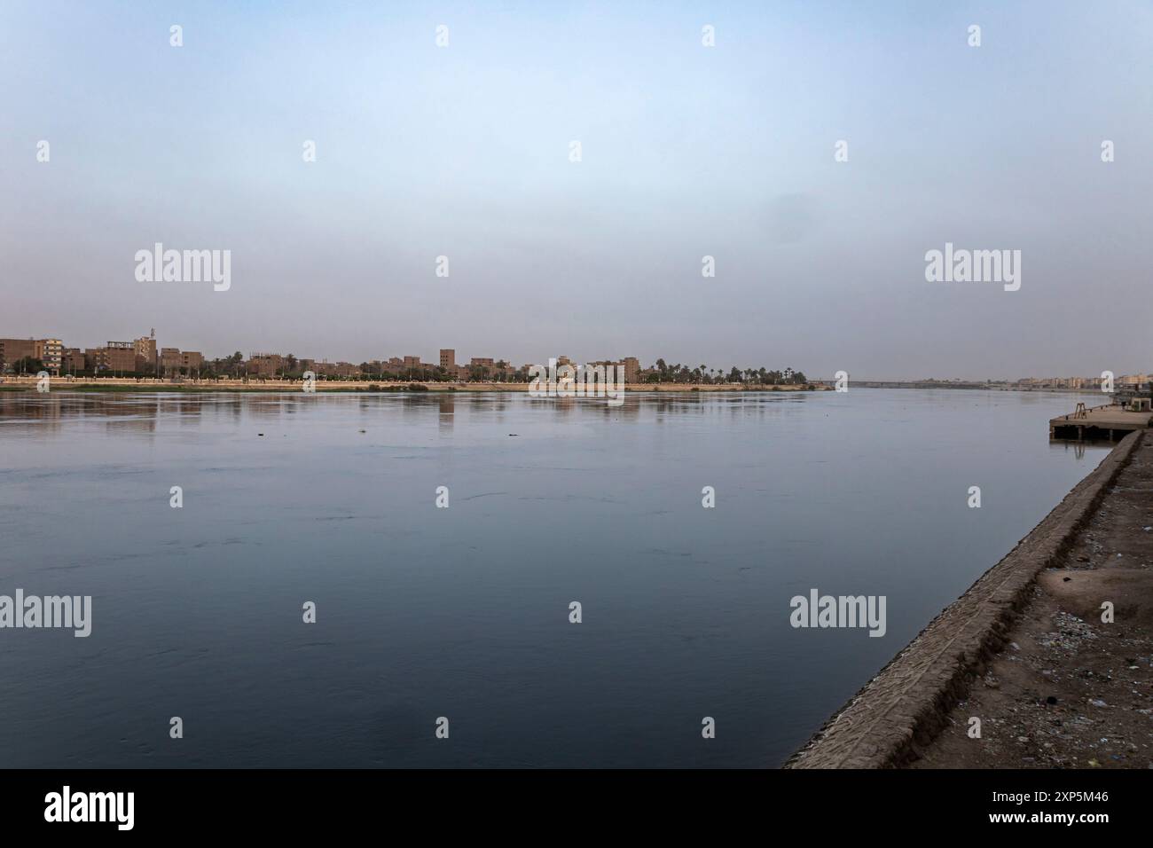 Vista serale del fiume Nilo, dalla sponda occidentale, città di Sohag (Suhag, Suhaj), Egitto, Nord Africa, Africa Foto Stock